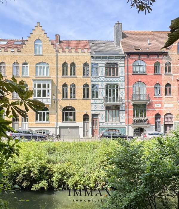 Herenhuis aan het water met garage nabij Brugge Centrum