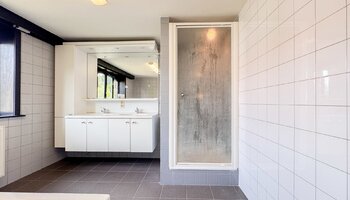 Herenhuis aan het water met garage nabij Brugge Centrum