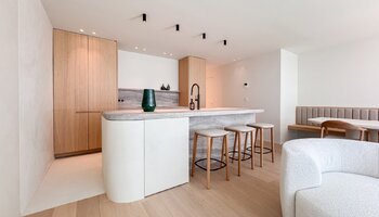 Luxueus gerenoveerd appartement met 3-SLK en zijdelings zeezicht 