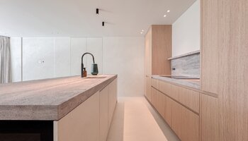 Luxueus gerenoveerd appartement met 3-SLK en zijdelings zeezicht 