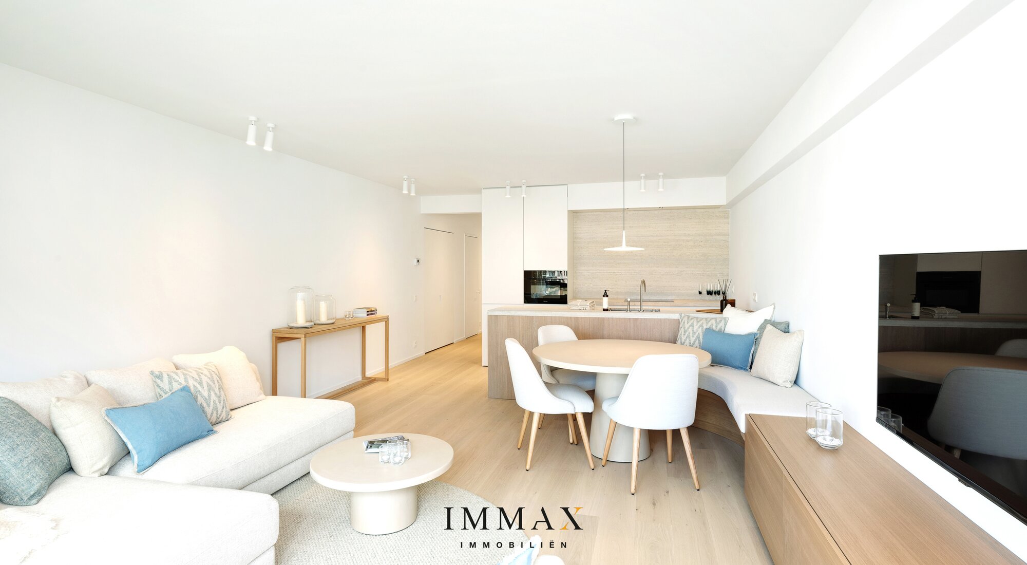 Appartement rénové de 3 chambres à coucher, terrasse orientée vers l'ouest et vue dégagée