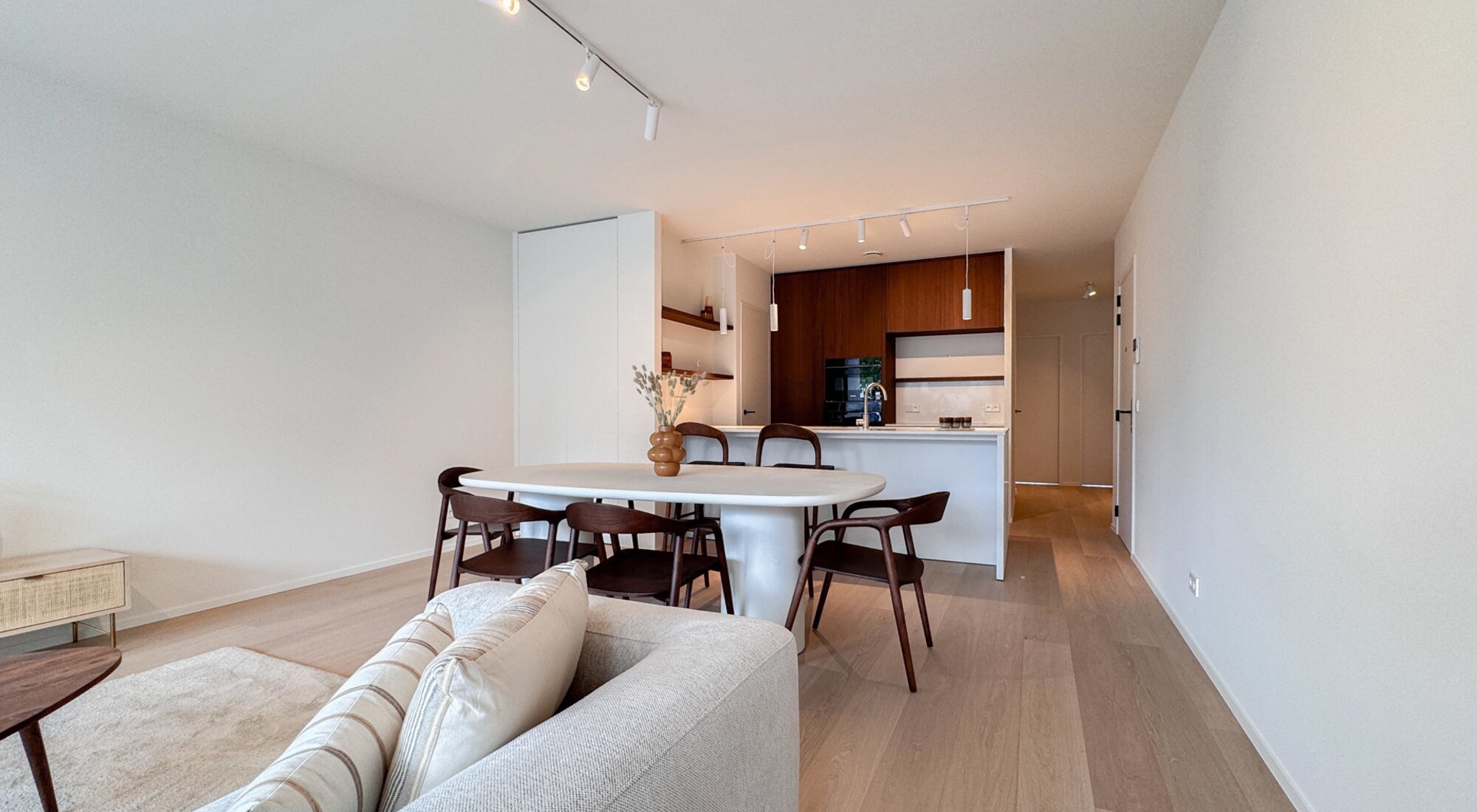 Luxueux appartement de plain-pied nouvellement construit avec vue dégagée