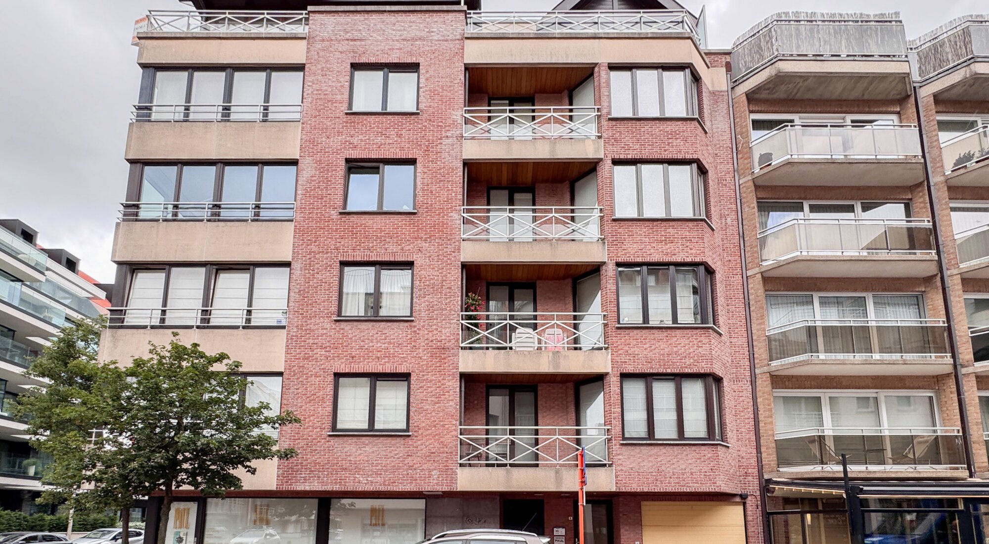 Op te frissen duplex - hoekappartement  nabij de Lippenslaan