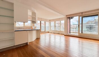 Op te frissen duplex - hoekappartement  nabij de Lippenslaan