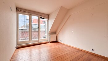 Op te frissen duplex - hoekappartement  nabij de Lippenslaan