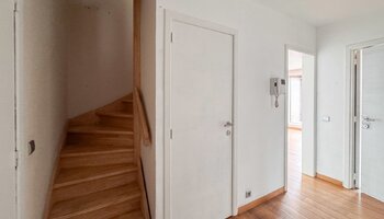 Op te frissen duplex - hoekappartement  nabij de Lippenslaan