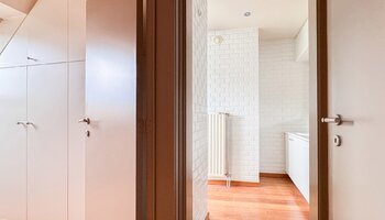 Op te frissen duplex - hoekappartement  nabij de Lippenslaan