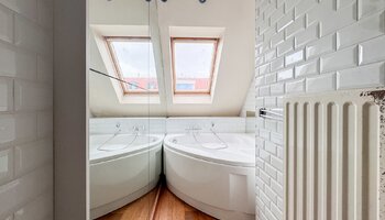 Op te frissen duplex - hoekappartement  nabij de Lippenslaan