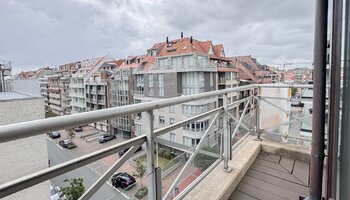 Op te frissen duplex - hoekappartement  nabij de Lippenslaan
