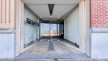 Handelspand op absolute toplocatie op de zeedijk van Het Zoute