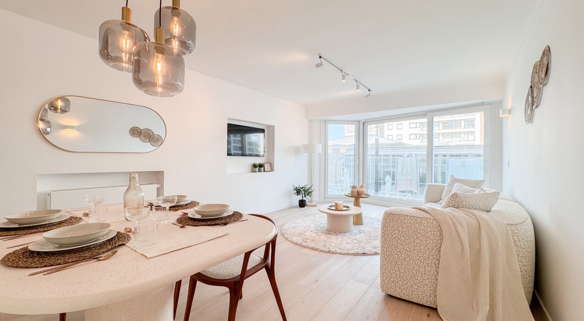 Stijlvol gerenoveerd appartement met prachtig zeezicht