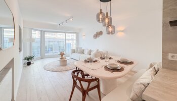 Stijlvol gerenoveerd appartement met prachtig zeezicht