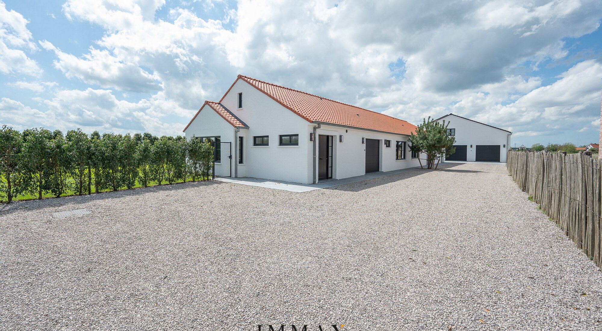 Drie prachtige landelijke woningen met tuin en garages