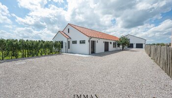 Drie prachtige landelijke woningen met tuin en garages