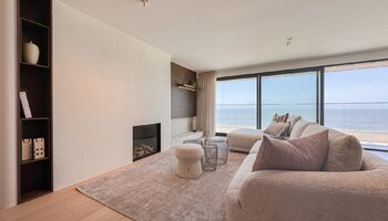 Luxueux appartement situé sur la digue du Zoute, avec une façade de 8 mètres de large.