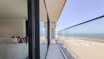 Luxueux appartement situé sur la digue du Zoute, avec une façade de 8 mètres de large.