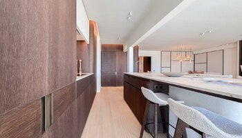 Luxueux appartement situé sur la digue du Zoute, avec une façade de 8 mètres de large.