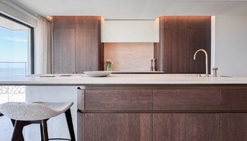 Luxueux appartement situé sur la digue du Zoute, avec une façade de 8 mètres de large.