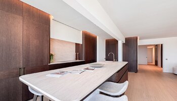 Luxueux appartement situé sur la digue du Zoute, avec une façade de 8 mètres de large.