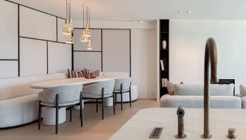 Luxueux appartement situé sur la digue du Zoute, avec une façade de 8 mètres de large.