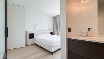 Luxueux appartement situé sur la digue du Zoute, avec une façade de 8 mètres de large.