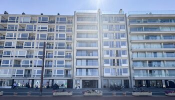 Luxueux appartement situé sur la digue du Zoute, avec une façade de 8 mètres de large.