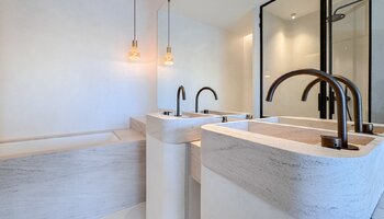 Luxueux appartement situé sur la digue du Zoute, avec une façade de 8 mètres de large.