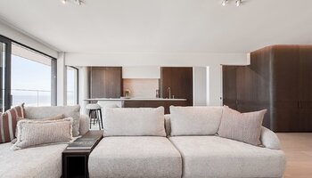 Luxueux appartement situé sur la digue du Zoute, avec une façade de 8 mètres de large.