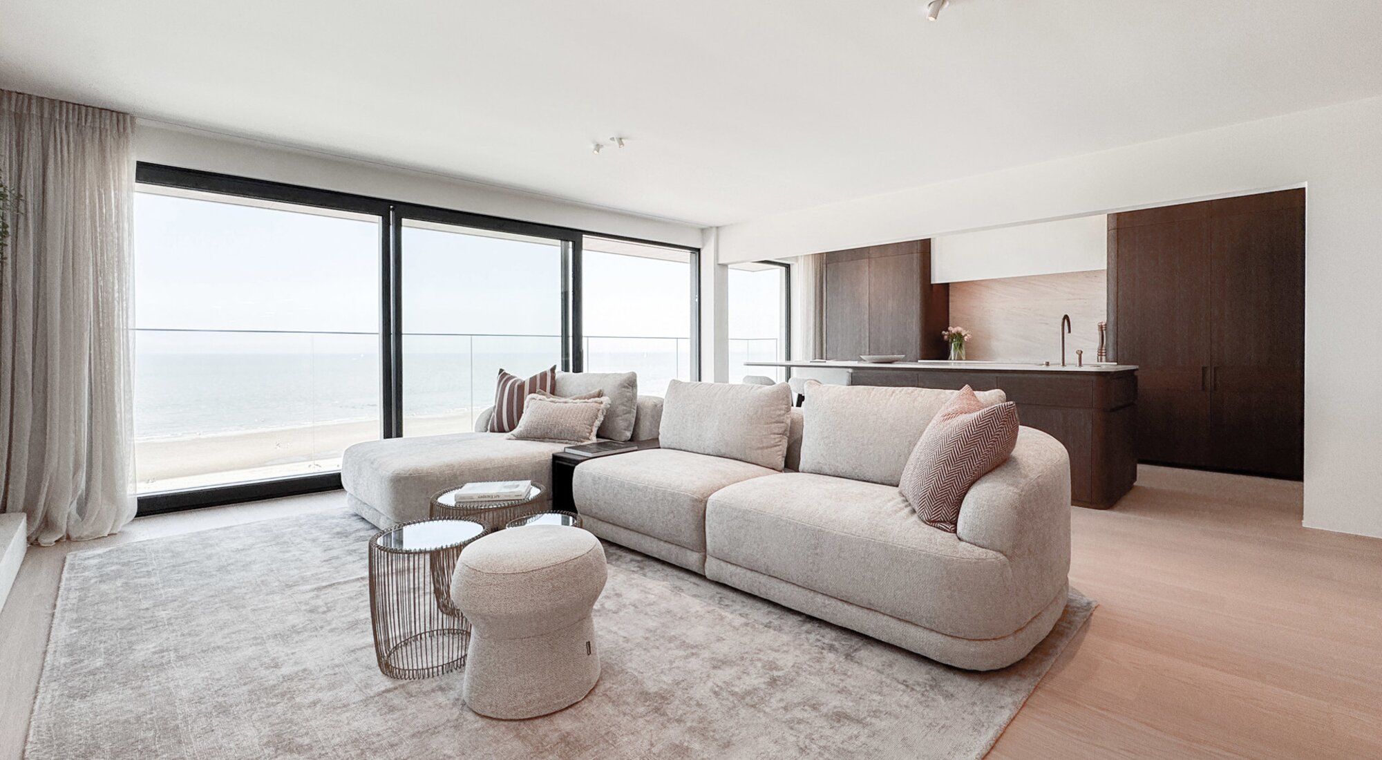 Luxueux appartement situé sur la digue du Zoute, avec une façade de 8 mètres de large.