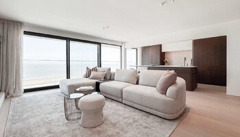Luxueux appartement situé sur la digue du Zoute, avec une façade de 8 mètres de large.