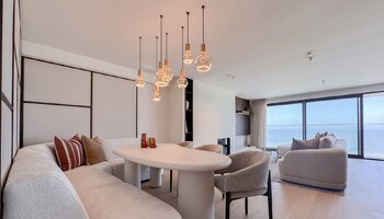 Luxueux appartement situé sur la digue du Zoute, avec une façade de 8 mètres de large.