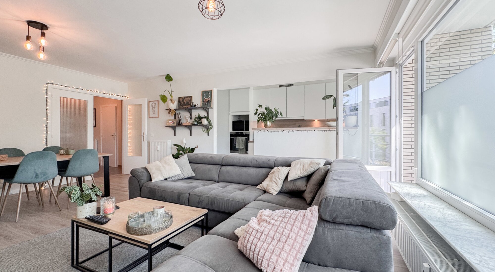 Volledig vernieuwd 2-slpk appartement met garage