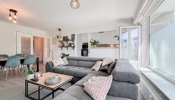 Volledig vernieuwd 2-slpk appartement met garage