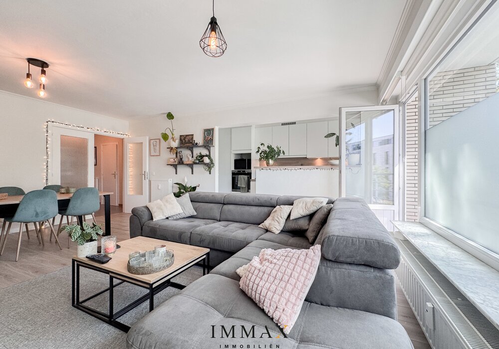 Volledig vernieuwd 2-slpk appartement met garage