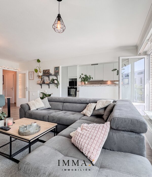 Volledig vernieuwd 2-slpk appartement met garage