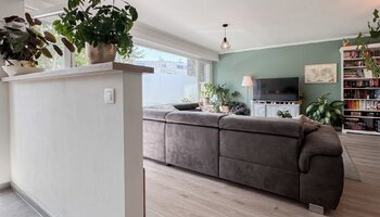 Volledig vernieuwd 2-slpk appartement met garage
