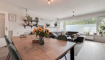 Volledig vernieuwd 2-slpk appartement met garage