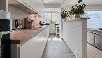 Volledig vernieuwd 2-slpk appartement met garage