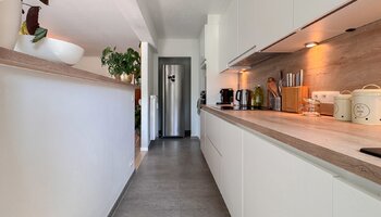 Volledig vernieuwd 2-slpk appartement met garage