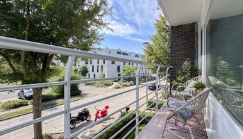 Volledig vernieuwd 2-slpk appartement met garage