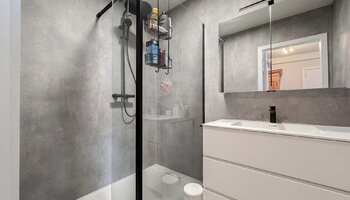 Volledig vernieuwd 2-slpk appartement met garage