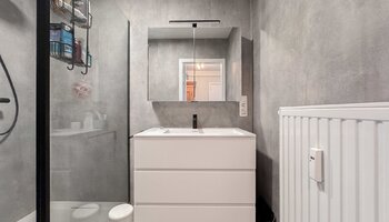 Volledig vernieuwd 2-slpk appartement met garage