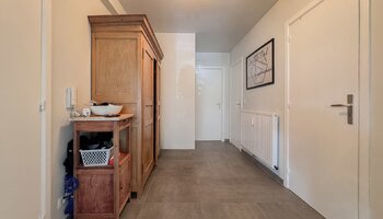 Volledig vernieuwd 2-slpk appartement met garage