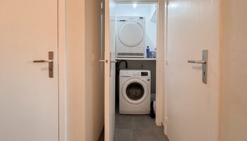 Volledig vernieuwd 2-slpk appartement met garage