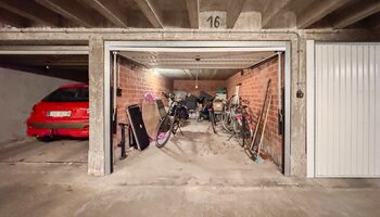 Volledig vernieuwd 2-slpk appartement met garage