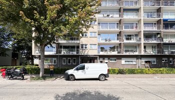 Volledig vernieuwd 2-slpk appartement met garage