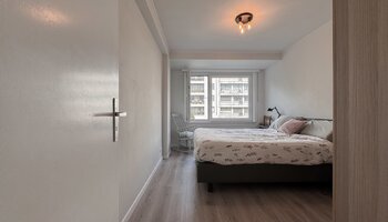 Volledig vernieuwd 2-slpk appartement met garage