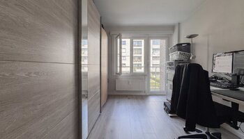Volledig vernieuwd 2-slpk appartement met garage