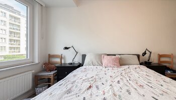 Volledig vernieuwd 2-slpk appartement met garage