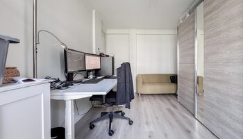Volledig vernieuwd 2-slpk appartement met garage